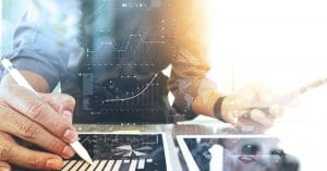 Hombre con graficadora revisando datos