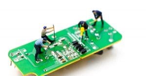 Hombres editando tarjeta de circuito electronico