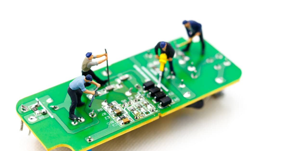 Hombres editando tarjeta de circuito electronico