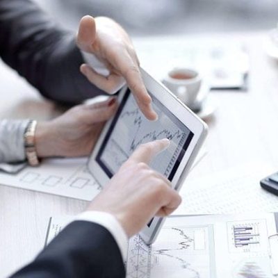 incentivos-inversion.jpg Tablet con datos económicos