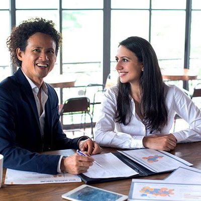 indicadores-negocio.jpg Hombre y mujer sonriendo en reunión
